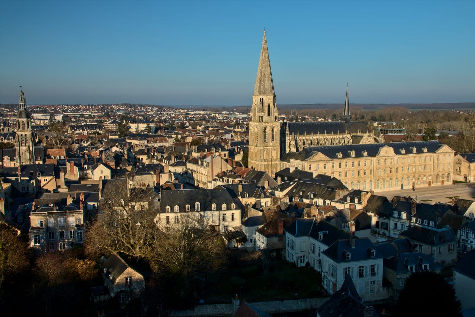 Panorama de Vendôme depuis l’ancien château, avec les clochers de l’abbaye de la Trinité et la tour Saint-Martin