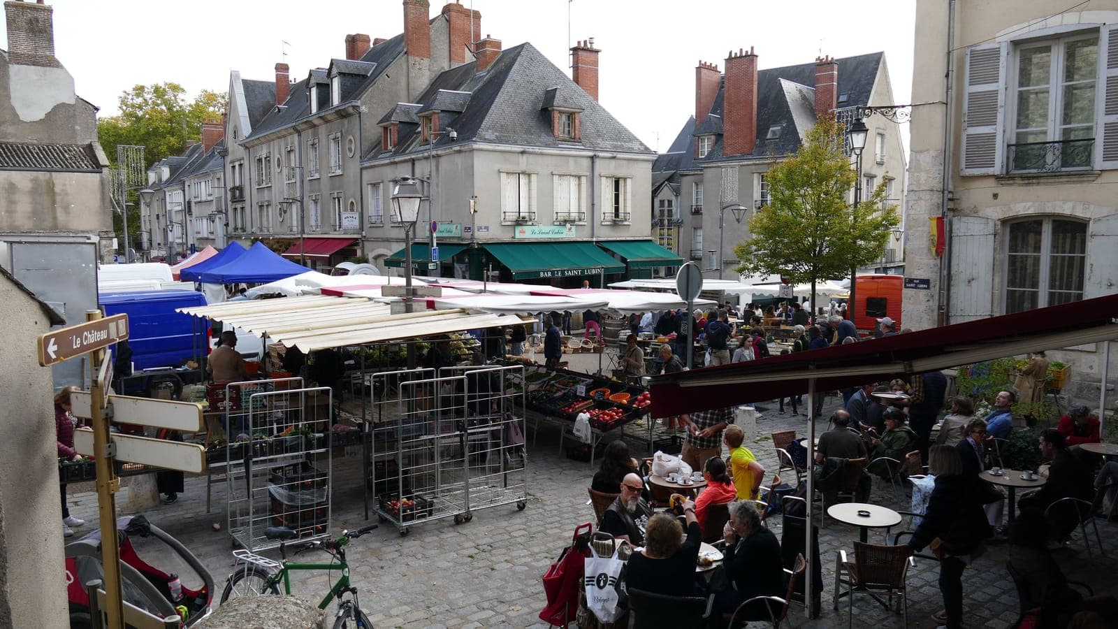 Étals du marché de la rue Saint-Lubin à Blois, avec les passants et les façades anciennes