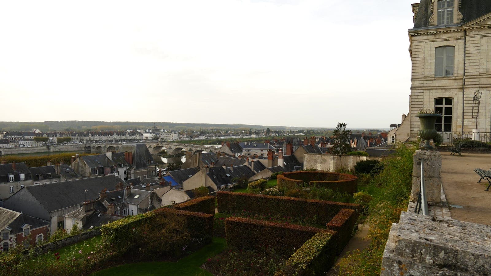 Vue de Blois et des toits de la vieille ville depuis les jardins de l’Évêché